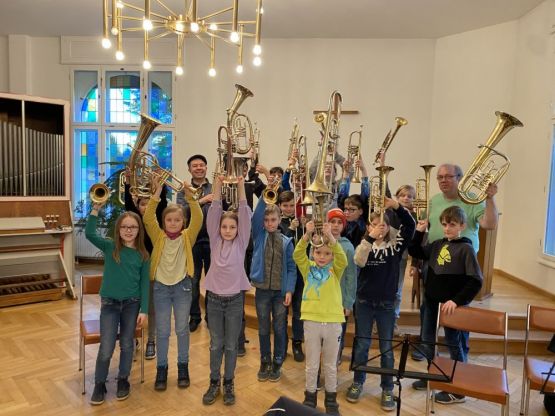 „Cool – wir haben total viel gelernt!“ Workshop mit 20 Jungbläserinnen und Jungbläsern unter Leitung von Jürgen Hahn im Gemeindezentrum Berlin-Biesdorf. Foto: Jürgen Bosenius