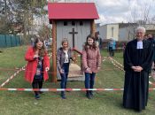 Mit einem Festgottesdienst hat die Evangelische Kirchengemeinde Mahlsdorf das zehnjährige Bestehen ihres Kindergartens am 3. März 2024 gefeiert – Einweihung der „Kinderkirche“ auf dem Außengelände. Foto: Jürgen Bosenius