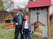 Freuen sich über die neue Kinderkirche aus Holz: Kinderkirchenbaumeister Olschewski und Kindergartenleiterin Heike Wandtke. Einweihung der „Kinderkirche“ auf dem Außengelände. Foto: Jürgen Bosenius