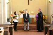 Pfarrerin Swetlana Bossauer und Hartmut Wetterling von der Ev. Kirchengemeinde Berlin-Marzahn/Nord schenkten Pfarrer Dr. Joram Luttenberger eine prächtige Stola. Foto: Jürgen Bosenius / kklios.de