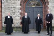 Vor der Biesdorfer Gnadenkirche am Reformationstag 2020 (v.l.n.r.): Superintendent Hans-Georg Furian, Pfarrer Justus Schwer, Pfarrerin Claudia Pfeiffer, GKR-Vorsitzender Norbert Springer. Foto: Jürgen Bosenius / kklios.de