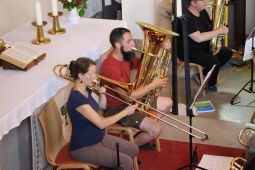 Probenwochenende in der Karlshorster "Kirche zur Frohen Botschaft" unter Leitung von Angie Hunter mit Bläserinnen und Bläsern aus den Kirchenkreisen Lichtenberg-Oberspree und Nord-Ost. Foto: Jürgen Bosenius / KKLIOS