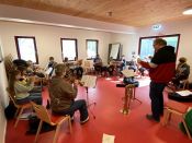 Ganz schön was los beim Bläser*innen-Lehrgang des Posaunendienstes unserer Landeskirche in Hirschluch! Foto: Jürgen Bosenius / ekbso.de