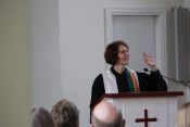 Evangelische Kirchengemeinde Schöneiche: Herzlich willkommen Pfarrerin Steffi Jawer! Foto: Jürgen Bosenius