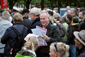 Abend der Begegnung – Initiierte auf der "Insel der Begegnung" Unter den Linden viele Gespräche zwischen Kirchentagsbesuchern, Superintendent Hans-Georg Furian - und fand daran wohl Gefallen. Foto: Jürgen Bosenius 