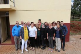Besuch unseres Partnerkirchenkreises in Swasiland: die Mitglieder der AG Swasiland vor dem Wohnhaus für Mädchen in Mbekelweni. Foto: Zwanini Shabalala