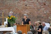 Barbara Jungnickel, GKR-Vorsitzende der Ev. Kirchengemeinde Berlin-Hellersdorf, bei der Verabschiedung von Hartmut Scheel am 16. Juni 2019 in der St. Elisabethkirche. Foto: Jürgen Bosenius / kklios.de