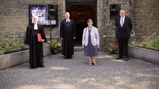 Vor der Marzahner Dorfkirche (v.l.n.r.:): Superintendent Hans-Georg Furian, Pfarrer Dr. Joram Luttenberger, Dagmar Pohle, Bezirksbürgermeisterin Marzahn-Hellersdorf, und Stephan Richter, GKR-Vorsitzender. Foto: Jürgen Bosenius / kklios.de