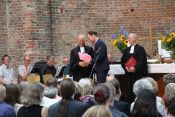 (V.l.n.r.:) Pfarrer Hartmut Scheel, Pfarrer Ulrich Kastner, Stellvertretender Superintendent, und Superintendent Hans-Georg Furian bei der Verabschiedung von Hartmut Scheel am 16. Juni 2019 in der St. Elisabethkirche. Foto: Jürgen Bosenius / kklios.de