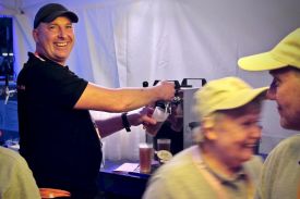 Abend der Begegnung – Mario Peukert hatte im Marzahner Gemeindestand alles im Griff, auch die Zapfanlage für die Fassbrause. Foto: Jürgen Bosenius