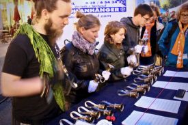 Abend der Begegnung – eine besondere musikalische Überraschung: der Biesdorfer Handglockenchor unter Leitung von Jonathan Wonneberger (links). Foto: Jürgen Bosenius