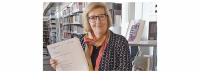 Juliane Wetzel mit dem Manuskript des Antisemitismusberichts. Foto: TU Berlin/PR/Patricia Pätzold 2017