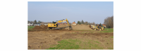 Gemeinde Fredersdorf-Vogelsdorf und Ev. Kirchenkreis Berlin Süd-Ost: Los geht’s! Bagger vor Ort – die Bauarbeiten für neue Kita auf dem Butenfeld haben begonnen! Foto: Christian Dubrau