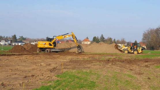 Gemeinde Fredersdorf-Vogelsdorf und Ev. Kirchenkreis Berlin Süd-Ost: Los geht’s! Bagger vor Ort – die Bauarbeiten für neue Kita auf dem Butenfeld haben begonnen! Foto: Christian Dubrau