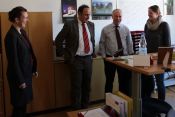 Im Gespräch über höhenverstellbare Arbeitstische (v.l.n.r.): Amtsleiterin Verena Zühlke, Konsitorialpräsident Dr. Jörg Antoine, Superintendent Hans-Georg Furian und Sachbearbeiterin Katharina Meinders. Foto: kklios