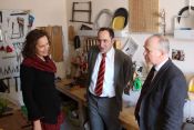 In der Kinder-Werkstatt der Biesdorfer Kita: Leiterin Annette Bock, Dr. Jörg Antoine, Hans-Georg Furian. Foto: kklios