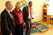 Projekt "Arche Noah" in der Kita in Hellersdorf (v.l.n.r.): Hans-Georg Furian, Leiterin Brigitte Selke, Dr. Jörg Antoine. Foto: kklios