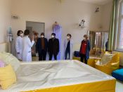 Rundgang durch das Haus: Generalsekretär der Ev.-Lutherischen Gossner Kirche in Indien Iswar Datt Kandulna besucht Evangelisches Krankenhaus Königin Elisabeth Herzberge (KEH) in Berlin-Lichtenberg