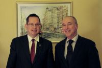 Bezirksbürgermeister von Treptow-Köpenick Oliver Igel (SPD) und Superintendent Hans-Georg Furian nach ihrem Gespräch am 17. Februar. Foto: kklios