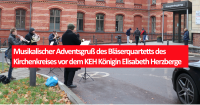 Musikalischer Adventsgruß des Bläserquartetts des Kirchenkreises vor dem Ev. Krankenhaus Königin Elisabeth Herzberge in Berlin-Lichtenberg. Foto: Svenja Koch / KEH