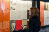 Eine Schülerin liest den Text in einer Ausstellungsvitrine der Gedenkstätte Plötzensee. Foto: Svea Pietschmann