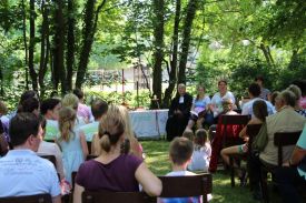 Konzentration zu Beginn des Familiengottesdienstes: Pfarrer Matthias Scheufele und die Campleiterinnen Kathrin Heyn und Ricarda Riebl. Foto: kklios