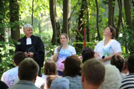 Ob das Wetter hält? Matthias Scheufele, Kathrin Heyn und Ricarda Riebl führten locker und charmant durch den Familiengottesdienst. Foto: kklios