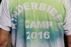 Bunt besprayte T-Shirts des KinderBibelCamps 2016. Foto: kklios
