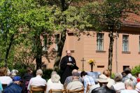 Pfarrer Thomas Jabs, Evangelische Kirchengemeinde Berlin-Mahlsdorf, hatte sichtlich Freude daran, den Gottesdienst - u. a. auch mit Gästen aus dem Münsterland - im Park des Gründerzeitmuseums zu feinern. Foto: kklios