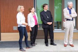 Während des Rundgangs: Kindergartenleiterin Heike Wandtke, GKR-Mitglied Dr. Regina Wiedenhaupt, Markus Dröge und Gemeindepfarrer Frank Grützmann. Foto: Evangelischer Kirchenkreis Lichtenberg-Oberspree / Jürgen Bosenius