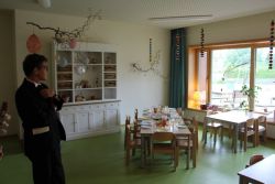 Blick aus dem Gebäudeinnern auf das Außengelände. Foto: Evangelischer Kirchenkreis Lichtenberg-Oberspree / Jürgen Bosenius