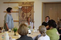 Simone Wilhelm, Kitafachberaterin des Kirchenkreises Lichtenberg-Oberspree, begrüßt Bischof Dröge zum Erfahrungs-austausch mit den Kitaleiterinnen des Kirchenkreises. Foto: Ev. Kirchenkreis Lichtenberg-Oberspree / Jürgen Bosenius
