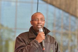 Kirchenkreisfest am Reformationstag 2017 im FEZ-Berlin: Pfarrer Zwanini Shabalala aus dem Partnerkirchenkreis in Swaziland grüßt die Festgemeinde. Foto: Uwe Baumann / kklios