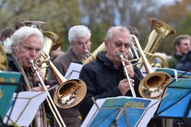 Kirchenkreisfest am Reformationstag 2017 im FEZ-Berlin: Der Kreisposaunenchor spielt vor der Bühne des Kirchenkreises auf dem Vorplatz des FEZ-Berlin. Foto: Uwe Baumann / kklios