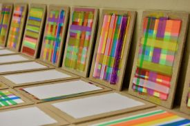 Kirchenkreisfest am Reformationstag 2017 im FEZ-Berlin: Glaubenssteine - ein Kunstprojekt – Kinder und Erwachsene gestalten Bibeln beim Kirchenkreisfest. Foto: Uwe Baumann / kklios
