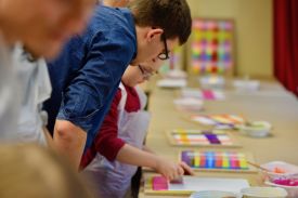 Kirchenkreisfest am Reformationstag 2017 im FEZ-Berlin: Glaubenssteine - ein Kunstprojekt – Kinder und Erwachsene gestalten Bibeln beim Kirchenkreisfest. Foto: Uwe Baumann / kklios
