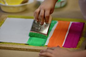 Kirchenkreisfest am Reformationstag 2017 im FEZ-Berlin: Glaubenssteine - ein Kunstprojekt – Kinder und Erwachsene gestalten Bibeln beim Kirchenkreisfest. Foto: Uwe Baumann / kklios