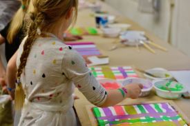 Kirchenkreisfest am Reformationstag 2017 im FEZ-Berlin: Glaubenssteine - ein Kunstprojekt – Kinder und Erwachsene gestalten Bibeln beim Kirchenkreisfest. Foto: Uwe Baumann / kklios