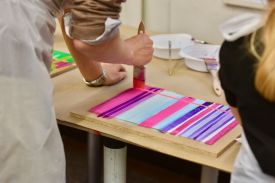 Kirchenkreisfest am Reformationstag 2017 im FEZ-Berlin: Glaubenssteine - ein Kunstprojekt – Kinder und Erwachsene gestalten Bibeln beim Kirchenkreisfest. Foto: Uwe Baumann / kklios