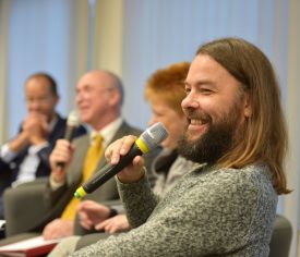 Kirchenkreisfest am Reformationstag 2017 im FEZ-Berlin: Podiumsdiskussion "Wie weiter mit der Demokratie?" mit (v.l.n.r.) Christian Gräff MdA (CDU), Hans-Georg Furian, Petra Pau (Die LInke) und Christian Arbeit (Pressesprecher 1. FC Union Berlin). Foto: Uwe Baumann / kklios