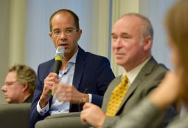 Kirchenkreisfest am Reformationstag 2017 im FEZ-Berlin: Podiumsdiskussion "Wie weiter mit der Demokratie?" mit (v.l.n.r.) Christian Gräff MdA (CDU) und Superintendent Hans-Georg Furian. Foto: Uwe Baumann / kklios