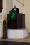 Warnte in seiner Predigt davor, dass diffuse Ängste in der Flüchlingsdebatte derzeit Platz griffen: Superintendent Hans-Georg Furian in der Kirche "Zur Frohen Botschaft" in Berlin-Karlshorst. Foto: kklios