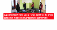 Zu Besuch in der Notunterkunft der Ev. Kirchengemeinde Johannisthal (v.l.n.r.): Superintendent Hans-Georg Furian, Pfarrer Hartmut Scheel, Hanna Werner und Anja Herwig vom Organisationsteam. Foto: Jürgen Bosenius / kklios.de