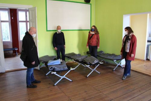 Zu Besuch in der Notunterkunft der Ev. Kirchengemeinde Johannisthal (v.l.n.r.): Superintendent Hans-Georg Furian, Pfarrer Hartmut Scheel, Hanna Werner und Anja Herwig vom Organisationsteam. Foto: Jürgen Bosenius / kklios.de