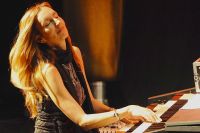 Die Jazzmusikerin Barbara Dennerlein spielt am 31. Dezember 2015 um 22 Uhr an der Amalien-Orgel in der Evangelischen Kirche Berlin-Karlshorst ein „Konzert zur Silvesternacht". Foto: www.barbaradennerlein.com