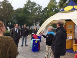 Der Bezirksbürgermeister von Treptow-Köpenick, Oliver Igel, besucht die Ausstellung Facetten des Glaubens von ESTAruppin e.V. Foto: Welcome! - Netzwerken im Kirchenkreis Lichtenberg-Oberspree