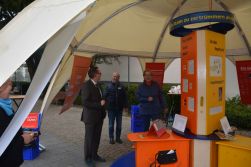 Der Bezirksbürgermeister von Treptow-Köpenick, Oliver Igel, besucht die Ausstellung Facetten des Glaubens von ESTAruppin e.V. Foto: Welcome! - Netzwerken im Kirchenkreis Lichtenberg-Oberspree