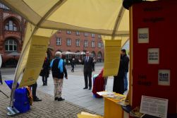 Der Bezirksbürgermeister von Treptow-Köpenick, Oliver Igel, besucht die Ausstellung Facetten des Glaubens von ESTAruppin e.V. Foto: Welcome! - Netzwerken im Kirchenkreis Lichtenberg-Oberspree