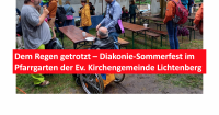 Dem Regen getrotzt – Diakonie-Sommerfest im Pfarrgarten der Ev. Kirchengemeinde Lichtenberg. Foto: SOZDIA STIFTUNG BERLIN