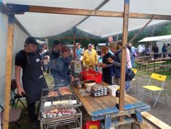 Dem Regen getrotzt – Diakonie-Sommerfest im Pfarrgarten der Ev. Kirchengemeinde Lichtenberg. Foto: SOZDIA STIFTUNG BERLIN